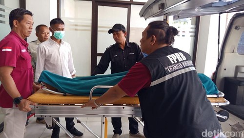 Korban tewas miras oplosan Magelang dibawa ke rumah duka, Kamis (9/10/2025).
