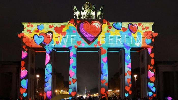 Kota Berlin Berubah Jadi Galeri Seni Saat Festival of Lights The Berlin Cathedral (Berliner Dom) is illuminated during the Festival of Lights, in Berlin, Germany, October 8, 2025. REUTERS/Fabrizio Bensch