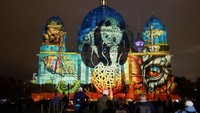 Katedral Berlin (Berliner Dom) disinari instalasi cahaya berwarna biru dan emas dalam Festival of Lights, Rabu (8/10/2025). Pertunjukan ini menjadi ikon utama perayaan yang menyoroti keindahan arsitektur kota. REUTERS/Fabrizio Bensch 
