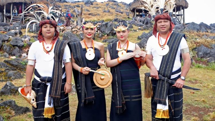 8 Foto Krisdayanti & Keluarga Kompak Berbusana Adat Timor Leste