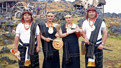 8 Foto Krisdayanti & Keluarga Kompak Berbusana Adat Timor Leste