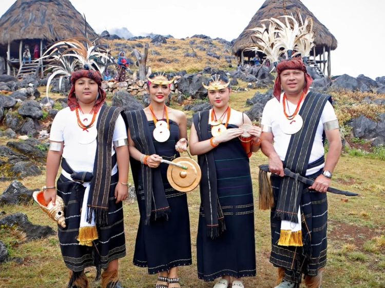 8 Foto Krisdayanti & Keluarga Kompak Berbusana Adat Timor Leste