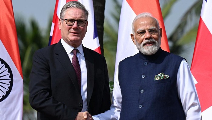 Kunjungi Mumbai, PM Inggris Keir Starmer Disambut Hangat oleh Narendra Modi Perdana Menteri Inggris Keir Starmer melakukan kunjungan resmi ke India dan disambut hangat oleh Perdana Menteri India Narendra Modi di Raj Bhavan, Mumbai, pada Kamis (9/10/2025). Kunjungan ini menjadi momen penting dalam upaya mempererat hubungan bilateral antara kedua negara. REUTERS/Leon Neal