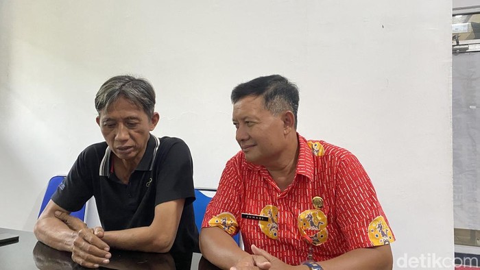 Lurah Kedungmundu, Jumadi (kanan) dan Ketua RW 1, Herudianto (kiri) di Kantor Kwlueahan Kedungmundu, Kecamatan Tembalang, Kota Semarang, Kamis (9/10/2025).