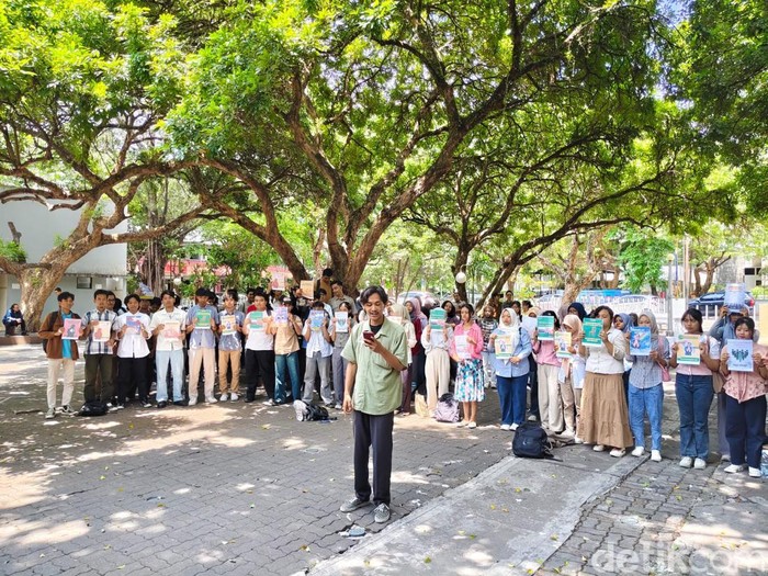 Mahasiswa Ilmu Sejarah UNY gelar aksi menuntut bebaskan Perdana Arie dan UNY memberikan pendampingan hukum di Taman Pancasila UNY, Kamis (9/10/2025).