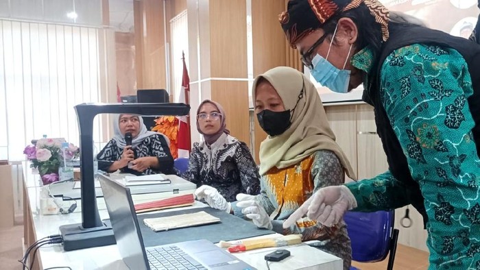Masyarakat diajarkan cara merawat dan memelihara naskah kuno dan mendokumentasikan secara digital.