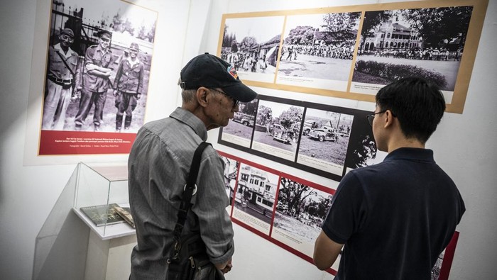 Menelusuri Sejarah Pertempuran Lima Hari di Pameran Arsip Semarang Pengunjung melihat arsip foto yang ditampilkan dalam pameran arsip sejarah bertajuk Ketika Api Menyala di Semarang di Rumah PoHan, kompleks Kota Lama, Semarang, Jawa Tengah, Kamis (9/10/2025). Dinas Arsip dan Perpustakaan Kota Semarang bersama Rumah PoHan menggelar pameran arsip yang berlangsung hingga 17 Oktober 2025 itu dalam rangka memperingati 80 tahun peringatan pertempuran lima hari di Semarang. ANTARA FOTO/Aprillio Akbar/foc.