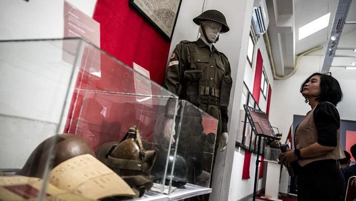 Menelusuri Sejarah Pertempuran Lima Hari di Pameran Arsip Semarang Pengunjung melihat arsip foto yang ditampilkan dalam pameran arsip sejarah bertajuk Ketika Api Menyala di Semarang di Rumah PoHan, kompleks Kota Lama, Semarang, Jawa Tengah, Kamis (9/10/2025). Dinas Arsip dan Perpustakaan Kota Semarang bersama Rumah PoHan menggelar pameran arsip yang berlangsung hingga 17 Oktober 2025 itu dalam rangka memperingati 80 tahun peringatan pertempuran lima hari di Semarang. ANTARA FOTO/Aprillio Akbar/foc.