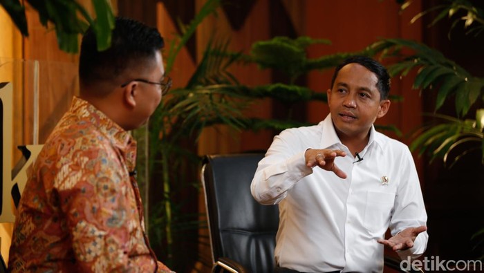 Menteri Kehutanan Raja Juli Antoni saat wawancara Jejak Pradana