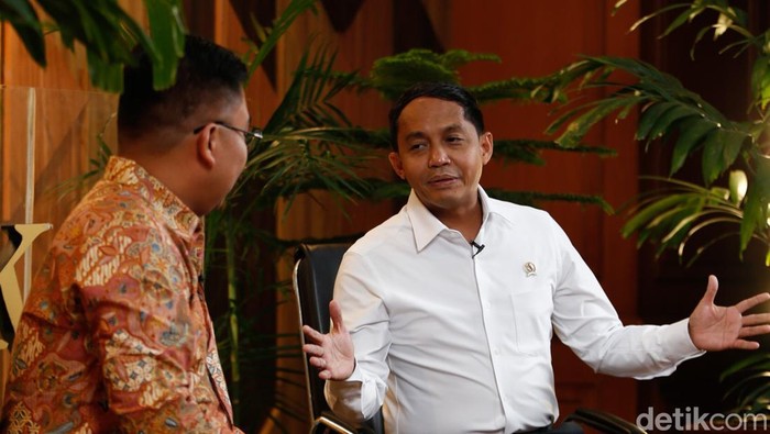 Menteri Kehutanan Raja Juli Antoni saat wawancara Jejak Pradana