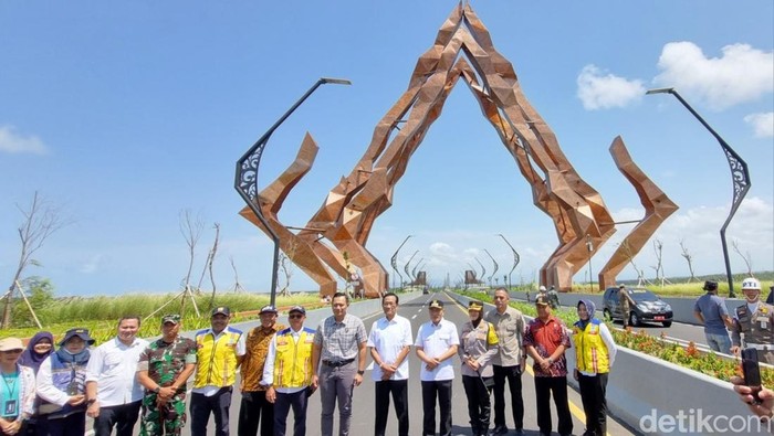Menteri Koordinator Bidang Infrastruktur dan Pembangunan Kewilayahan, Agus Harimurti Yudhoyono (AHY) bersama Gubernur DIY, Sri Sultan Hamengku Buwono (HB) X saat berada di Jembatan Pandansimo.