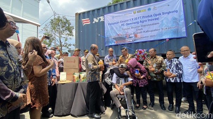 Menteri UMKM Maman Abdurrahman saat melepas ekspor produk opak ke Brunei