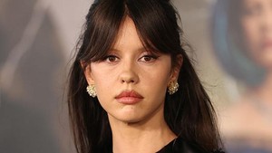 Mia Goth membawa energi tenang tapi misterius ke dalam peran itu, membungkus karakternya dengan kombinasi kelembutan dan kekuatan batin. Dalam beberapa adegan, dia tampak seperti figur keibuan yang menenangkan, di lain waktu, ada sesuatu dari sorot matanya. Foto: Getty Images for Netflix/Roger Kisby