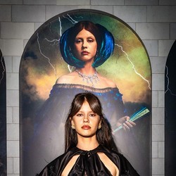 Mia Goth Si Monster di Dunia Frankenstein
