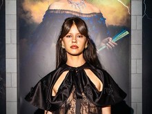 Mia Goth Si Monster di Dunia Frankenstein