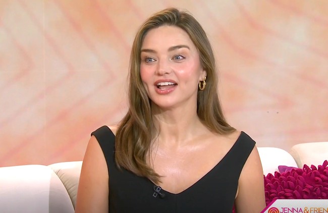 Miranda Kerr yang yang berusia 42 tahun terlihat glowing saat tampil sebagai bintang tamu Today Show di New York, Selasa (7/10/2025). Foto: Dok. Instagram, Today Show