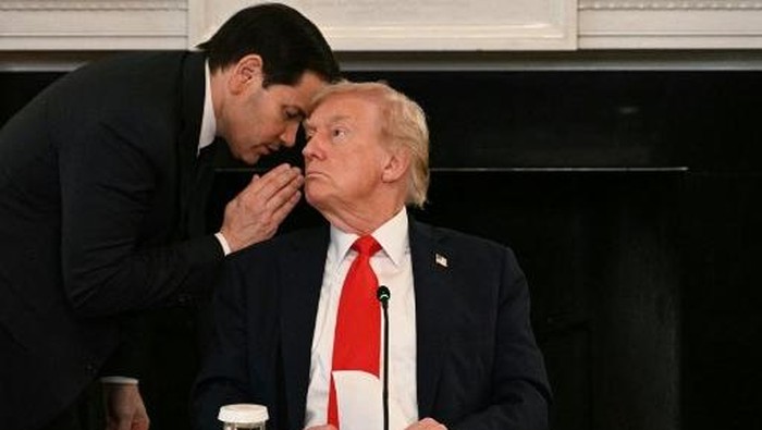 Momen Menlu AS memberikan Trump secarik kertas berisi informasi perundingan akhiri perang di Gaza (AFP/JIM WATSON)