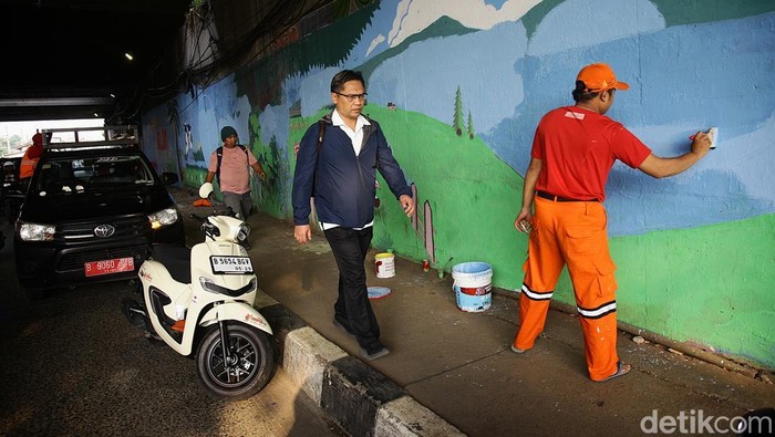 Mural Hijau Hiasi Tanah Abang Jakpus PetugasΒ Penanganan Prasarana dan Sarana UmumΒ (PPSU) Kelurahan Gelora, Tanah Abang melukis mural bertema 'Hijau' di kolong Gatot Subroto, Jakarta Pusat, Kamis (9/10/2025). Sejumlah pesan visual terlihat dari landscape peternakan sapi dan domba. Tampak dua karakter domba menyerupai karakter dalam film animasi Shaun the Sheep.