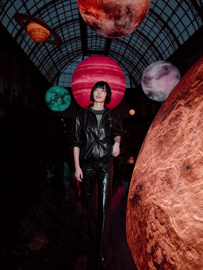 Kehadiran Nana yang jadi brand ambassador Chanel sejak 2015 tersebut menuai sorotan. Sebuah postingan yang viral di Threads menyebut pesonanya menyaingin Jennie BLACKPINK. Foto: Instagram @konichan7