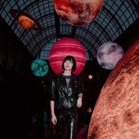 Kehadiran Nana yang jadi brand ambassador Chanel sejak 2015 tersebut menuai sorotan. Sebuah postingan yang viral di Threads menyebut pesonanya menyaingin Jennie BLACKPINK. Foto: Instagram @konichan7