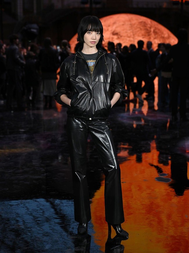 Dalam acara itu, Nana sebenarnya terlihat ‘sederhana’ mengenakan setelan serba hitam dengan jaket dan celana kulit. Dipadukan dengan t-shirt, gayanya berkesan rock chic. Foto: Instagram @konichan7