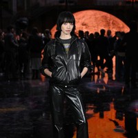 Dalam acara itu, Nana sebenarnya terlihat ‘sederhana’ mengenakan setelan serba hitam dengan jaket dan celana kulit. Dipadukan dengan t-shirt, gayanya berkesan rock chic. Foto: Instagram @konichan7