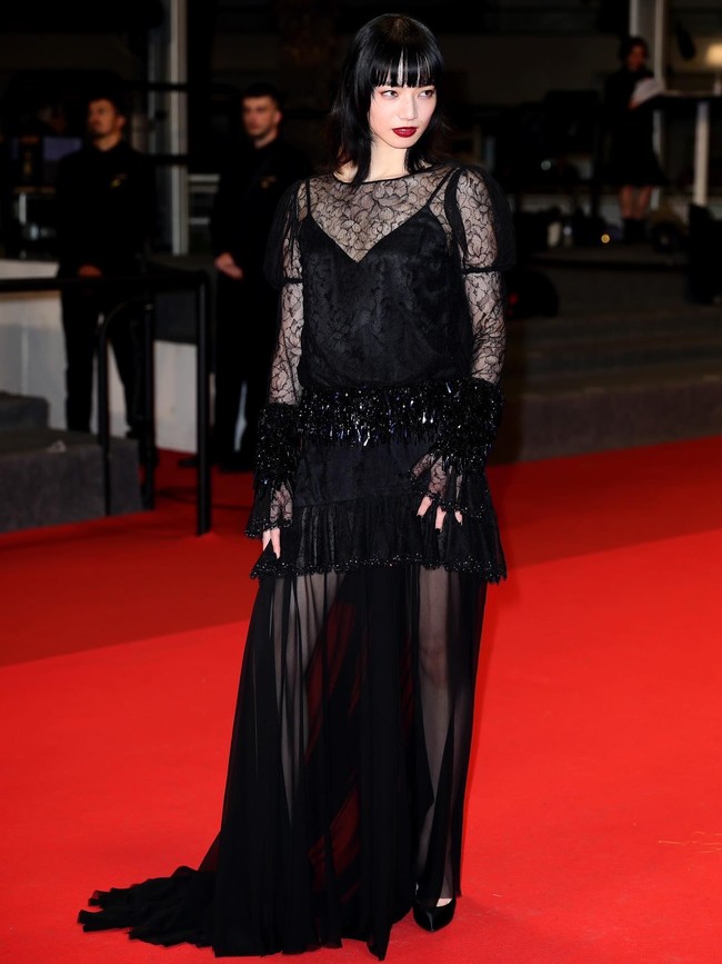 Sebagai model, Nana disebut punya aura misterius dan elegan yang identik dengan jenama Prancis tersebut. Ia dianggap punya fitur wajah yang sinematik dan aura yang intens. Foto: Instagram @konichan7