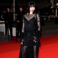 Sebagai model, Nana disebut punya aura misterius dan elegan yang identik dengan jenama Prancis tersebut. Ia dianggap punya fitur wajah yang sinematik dan aura yang intens. Foto: Instagram @konichan7