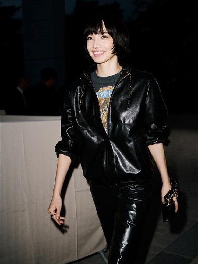 Fashion show Chanel dalam rangkaian Paris Fashion Week 2026 dimeriahkan kehadiran artis-artis dunia. Salah satunya adalah Nana Komatsu, aktris dan model asal Jepang. Foto: Instagram @konichan7