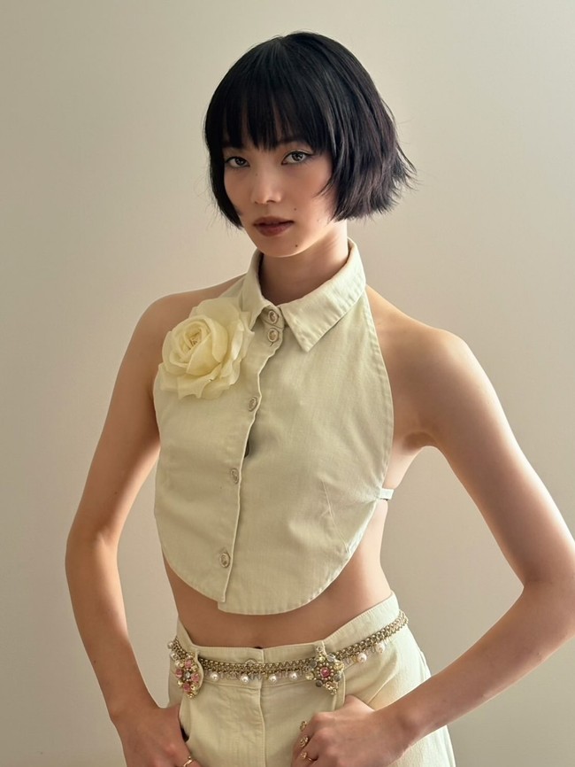 Dalam berbagai penampilanya, Nana Komatsu sukses memperlihatkan perpaduan keanggunan klasik dengan gaya modern selagi menambah energi yang unik sebagai sentuhan pribadinya. Foto: Instagram @konichan7