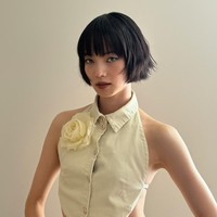 Dalam berbagai penampilanya, Nana Komatsu sukses memperlihatkan perpaduan keanggunan klasik dengan gaya modern selagi menambah energi yang unik sebagai sentuhan pribadinya. Foto: Instagram @konichan7