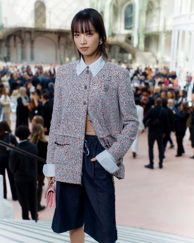 Sejak usia 19 tahun, Nana memang secara konsisten mempertahankan posisinya di keluarga Chanel. Ia sering muncul di sampul majalah-majalah terkenal dan di berbagai acara dari brand mewah tersebut. Foto: Instagram @konichan7