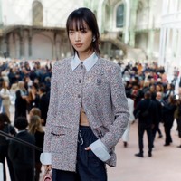 Sejak usia 19 tahun, Nana memang secara konsisten mempertahankan posisinya di keluarga Chanel. Ia sering muncul di sampul majalah-majalah terkenal dan di berbagai acara dari brand mewah tersebut. Foto: Instagram @konichan7