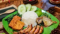 Nasi tempong enak juga ada di kawasan Muara Karang, yaitu Tempong Mbok. Nasi tempong di sini terkenal dengan sambalnya yang super pedas. Sambal pedas ini dapat dinikmati bersama ayam goreng, tempe goreng, lalapan rebus, dan ikan asin. Foto: Google Review