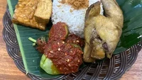 Sego Tempong Negoro juga direkomendasikan untuk dicoba. Ini merupakan usaha kolaborasi Vicky Nitinegoro dan King Abdy eks MasterChef Indonesia. Lauk nasi tempong di sini terdiri atas ayam goreng, lele goreng, ikan nila, dan lainnya seharga Rp 20.000-an. Foto: Google Review