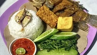 Sajian nasi tempong enak lainnya ada di kawasan Prof. DR. Satrio, yaitu Nasi Tempong Ungu. Berupa warung tenda yang semuanya serba ungu. Pilihan menunya ada gurame, ayam goreng, ati ampela, dan lainnya. Harganya dibanderol Rp 17.000 - Rp 32.000. Foto: Google Review