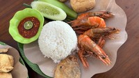 Nasi Tempong Indra yang populer di Bali kini hadir di Jakarta Selatan, tepatnya di kawasan Tebet. Varian lauknya ada ayam goreng, bebek goreng, lele, hingga udang goreng. Harganya dibanderol mulai dari Rp 23.000 - Rp 70.000 per porsi. Foto: Google Review