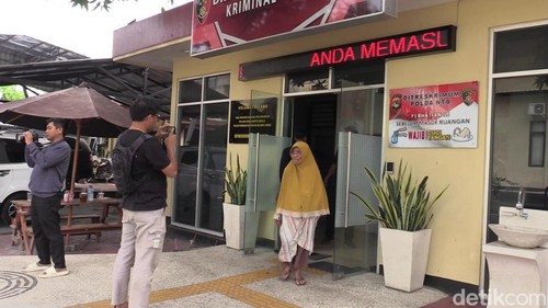 Nenek Briptu Rizka keluar dari ruang Ditreskrimum Polda NTB seusai melaporkan kasus perusakan rumah mereka, Kamis (9/10/2025). (Foto: Abdurrasyid Efendi/detikBali)