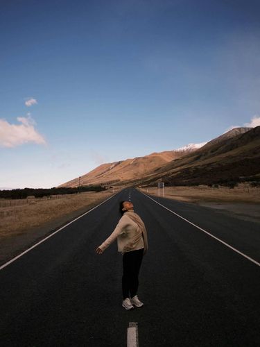 Pasangan pengantin ini memutuskan untuk menikah di KUA dan pergi bulan madu ke New Zealand. Postingan tersebut langsung viral di media sosial.