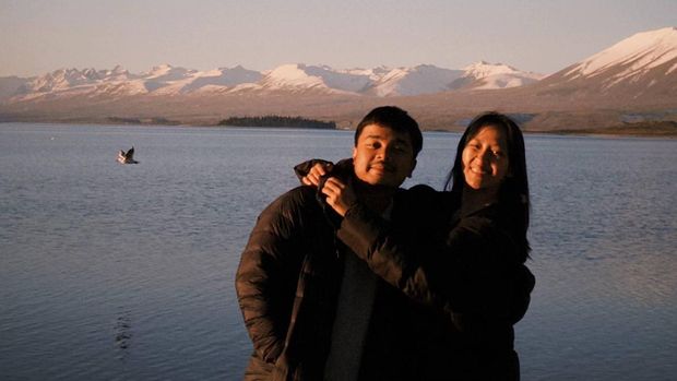Pasangan pengantin ini memutuskan untuk menikah di KUA dan pergi bulan madu ke New Zealand. Postingan tersebut langsung viral di media sosial.