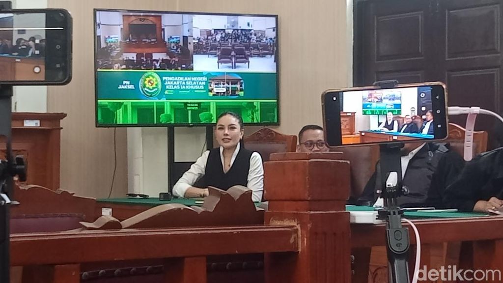 Video Nikita Mirzani soal Dituntut 11 Tahun Penjara: Ngalahin Koruptor!