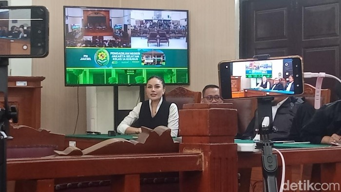 Nikita Mirzani mendengarkan pembacaan tuntutan dari JPU di Pengadilan Negeri Jakarta Selatan, Kamis (9/10/2025).