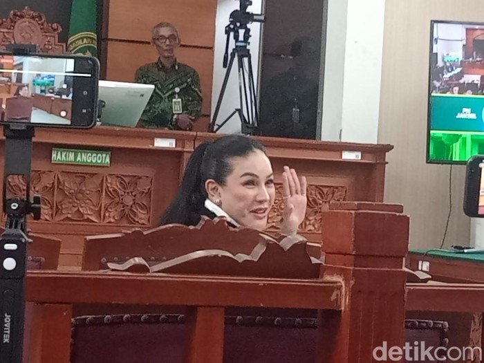 Nikita Mirzani Nikita Mirzani mendengarkan pembacaan tuntutan di Pengadilan Negeri Jakarta Selatan, Kamis (9/10/2025).