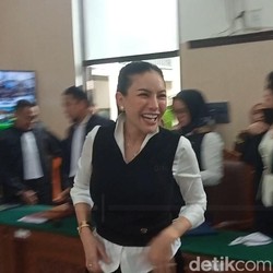 Reaksi Nikita Mirzani Dituntut 11 Tahun Bui dan Denda Rp 2 M Kasus Pemerasan-TPPU