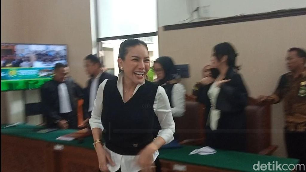 Nikita Mirzani Tetap Tertawa Hadapi Tuntutan Berat Lawan Reza Gladys