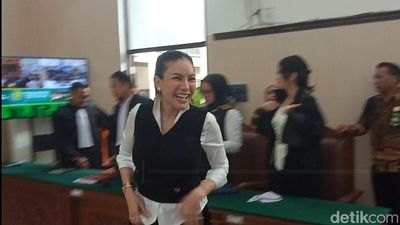 Nikita Mirzani Tetap Tertawa Hadapi Tuntutan Berat Lawan Reza Gladys
