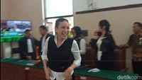 Tuntutannya 11 tahun, gak ada masalah. Itu kan tuntutan ya kan, jaksa berhak menuntut, suka suka dia, yang penting jaksa sudah selesai tuh jaksa gak ada nuntut nuntut lagi, kata Nikita Mirzani saat ditemui di Pengadilan Negeri Jakarta Selatan, Kamis (9/10/2025). Foto: Muhammad Ahsan Nurrijal/detikcom