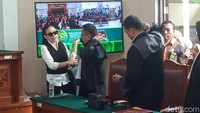 Nikita Mirzani menanggapi tuntutan JPU. Nikita Mirzani menegaskan tuntutan dari Jaksa Penuntut Umum bukanlah akhir dari segalanya, dan dirinya siap melanjutkan ke tahap pembelaan. Foto: Muhammad Ahsan Nurrijal/detikcom