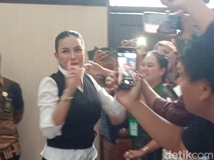 Nikita Mirzani Nikita Mirzani mendengarkan pembacaan tuntutan di Pengadilan Negeri Jakarta Selatan, Kamis (9/10/2025).