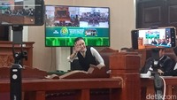Alih-alih tegang menghadapi pembacaan tuntutan oleh JPU, aktris berusia 39 tahun itu tetap tertawa. Foto: Muhammad Ahsan Nurrijal/detikcom